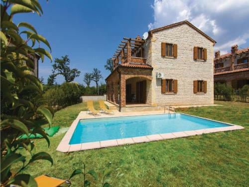 Four-bedroom Holiday Home In Paradiz