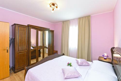 Apartment Dvori With Pool