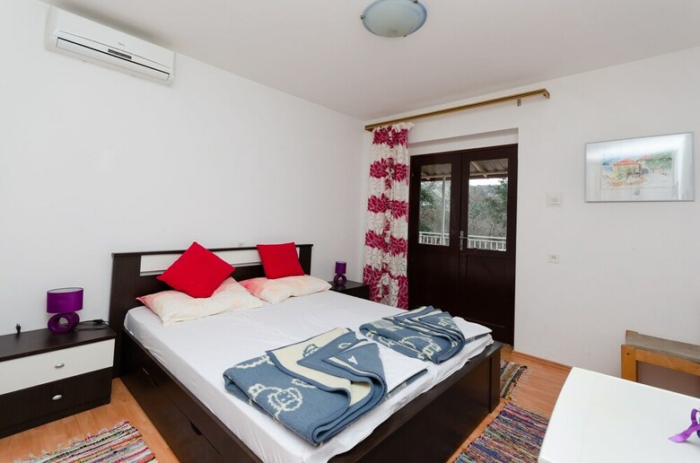 Hostal Apartments And Room Sreten