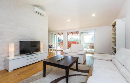 Three-bedroom Holiday Home In Krk