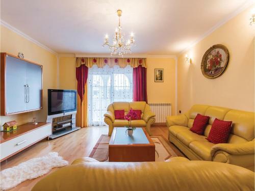 Six-bedroom Holiday Home In Labin