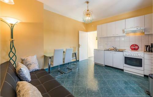 Six-bedroom Holiday Home In Labin