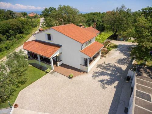 Relaxing Holiday House With Pool