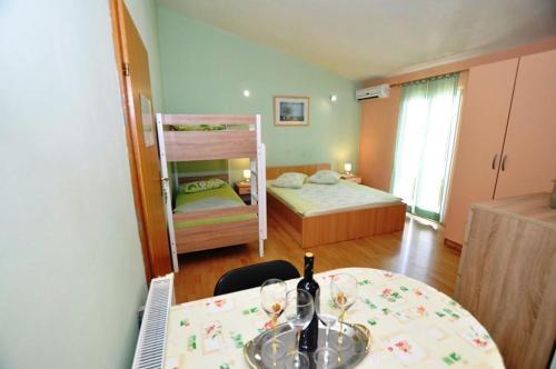 Apartments With A Parking Space Makarska - 14091