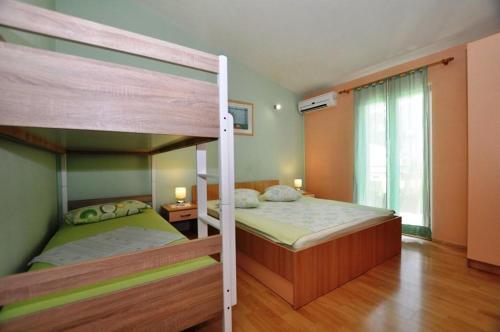 Apartments With A Parking Space Makarska - 14091