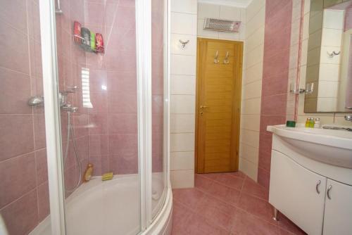 Apartments With A Parking Space Makarska - 15705