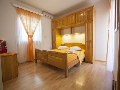 Apartments In Makarska 36213