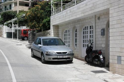 Apartments With A Parking Space Makarska - 8817