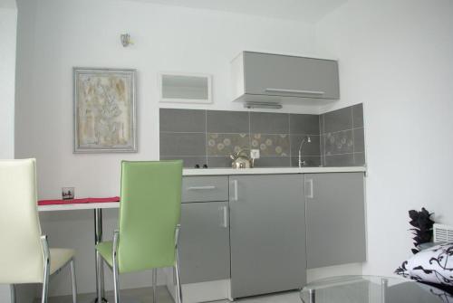 Apartments With A Parking Space Makarska - 12063