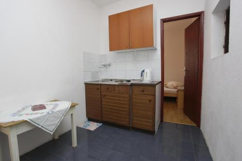 Apartments With A Parking Space Makarska - 16161
