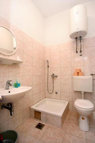 Apartments With A Parking Space Makarska - 6768