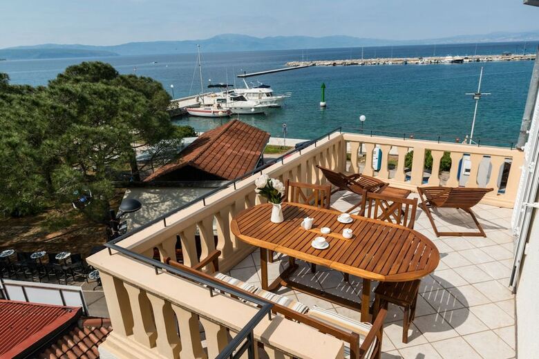 Hostal The House