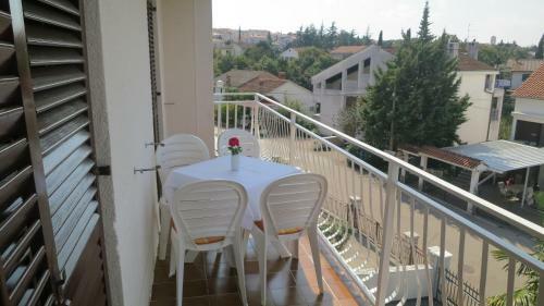 Apartments Mirjana With Sea View