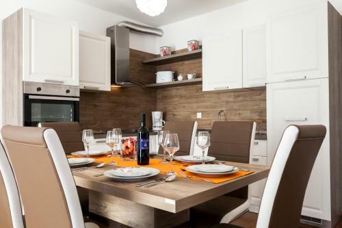 Deluxe Neli Apartments