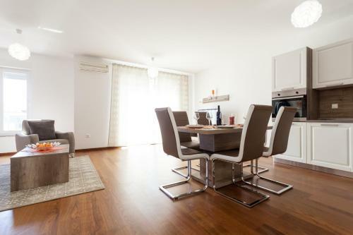 Deluxe Neli Apartments
