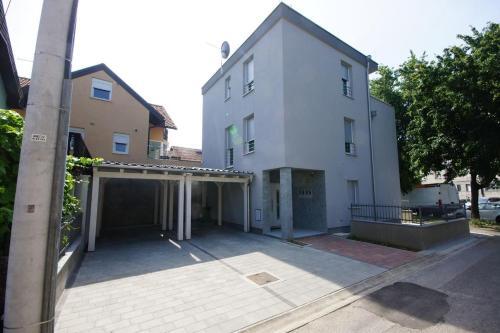 Apartments With A Parking Space Zagreb - 12573
