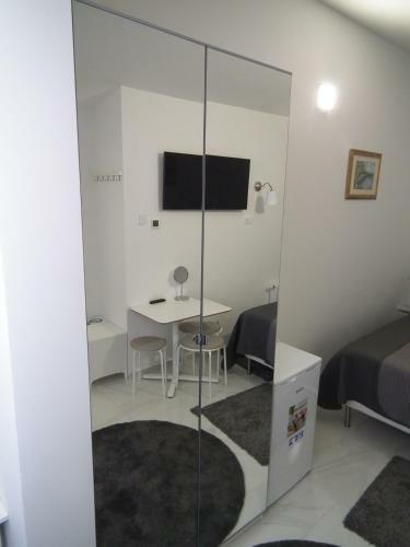 Apartments Mirror