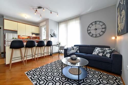 Old Clock Apartment