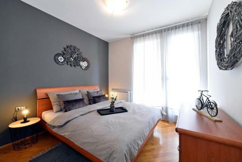 Old Clock Apartment