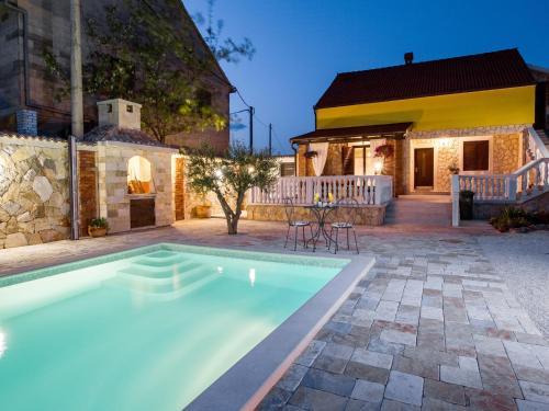 Villa Holiday Home Iva With Pool