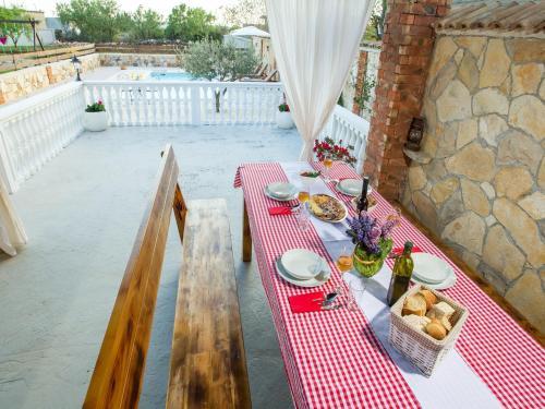Villa Holiday Home Iva With Pool