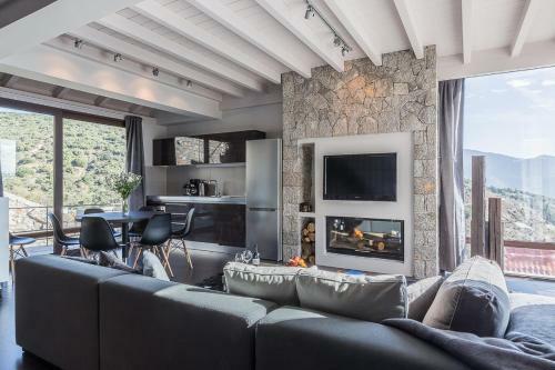 Villa Arachova Chalet II , Breathtaking Infinity View