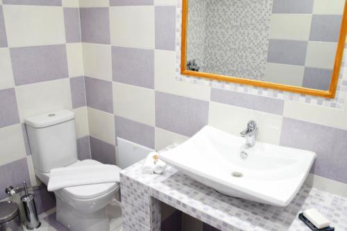 Hostal Amforeas Retreat Guesthouse