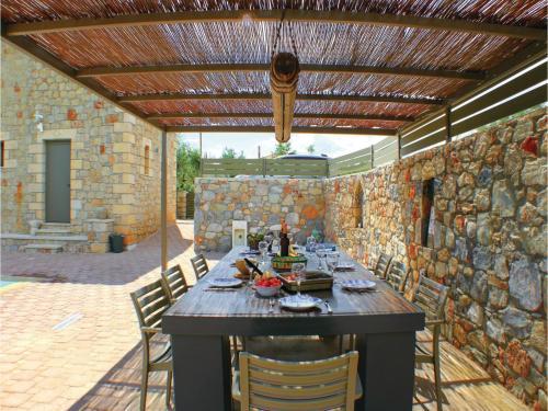 Four-bedroom Holiday Home In Kardamyli