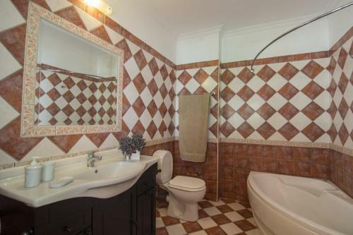 Kassiopi Villa Sleeps 8 Pool Wifi