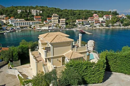Kassiopi Villa Sleeps 8 Pool Wifi