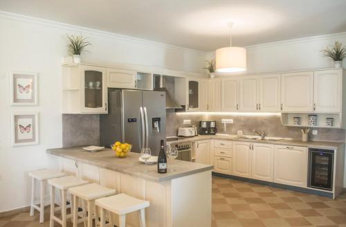 Kassiopi Villa Sleeps 10 Pool Air Con