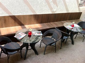 Hotel Red Palms Residency