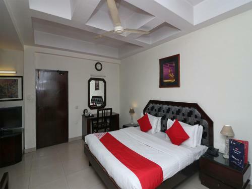 Oyo 14837 Hotel Uberoi Anand