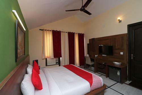 Hotel Oyo 16824 The Royal Crown