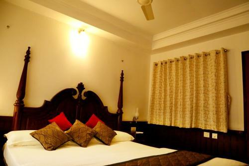 Kumarakom Castle Luxury Houseboats