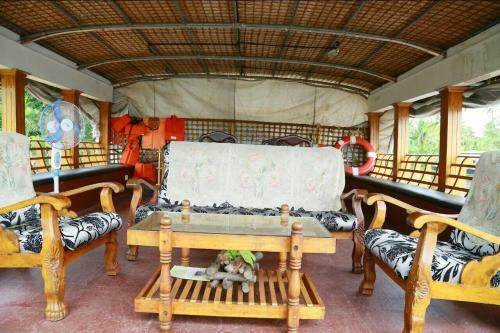 Adithyan Houseboat