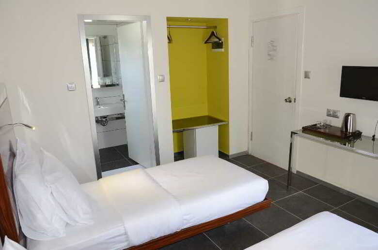 Bantur-naz Hotel