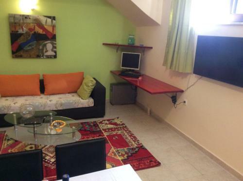 Modern Basement Apartment Gio II