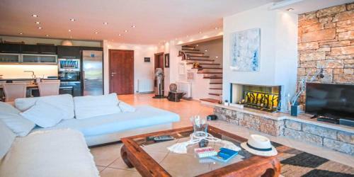 Luez Private Pool Villa, Elani