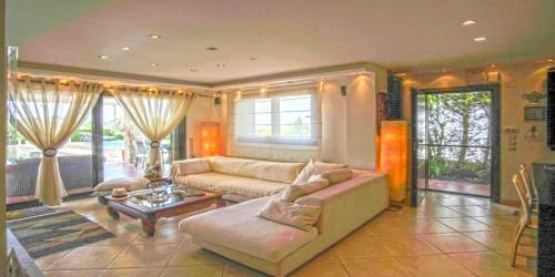 Luez Private Pool Villa, Elani