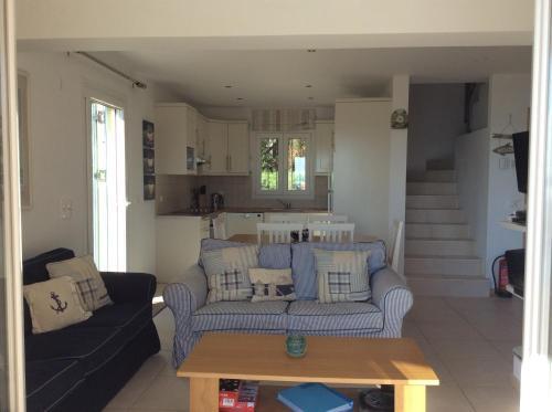 Nisaki Villa Sleeps 6 Pool Wifi