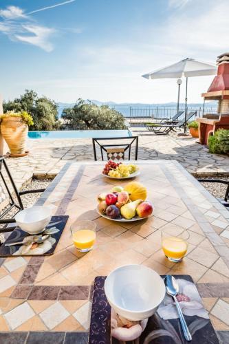 Nisaki Villa Sleeps 6 Pool Wifi