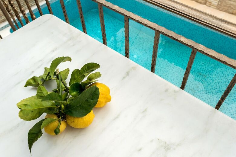 Hostal Leda Suites