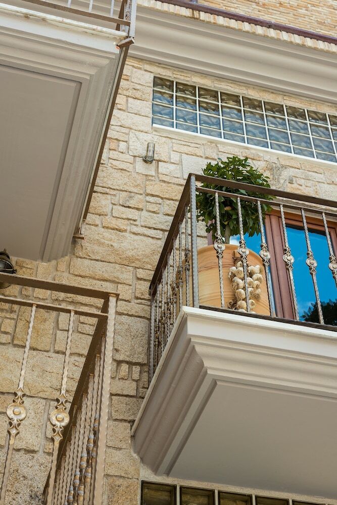 Hostal Leda Suites
