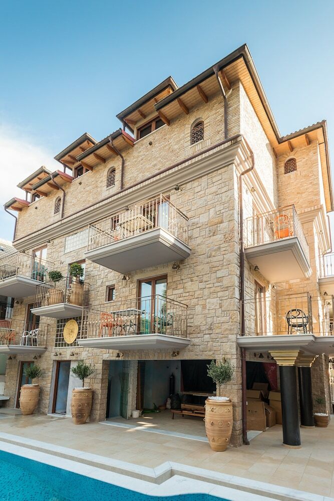 Hostal Leda Suites