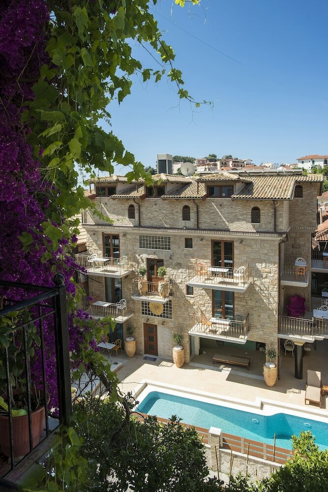 Hostal Leda Suites