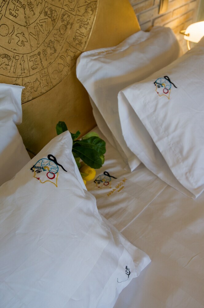 Hostal Leda Suites