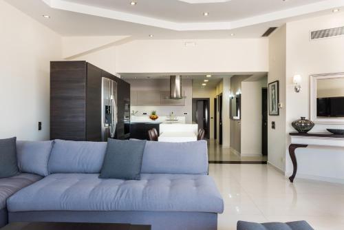 Evgenia?s Deluxe Apartment With Pool
