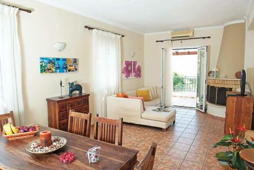 Lassi Villa Sleeps 6 Air Con Wifi