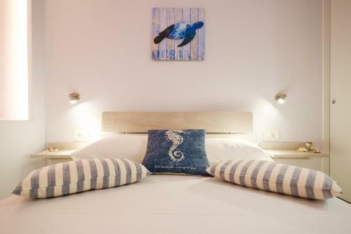 Cozy Home Steps From Old Port, Seafront & Parking